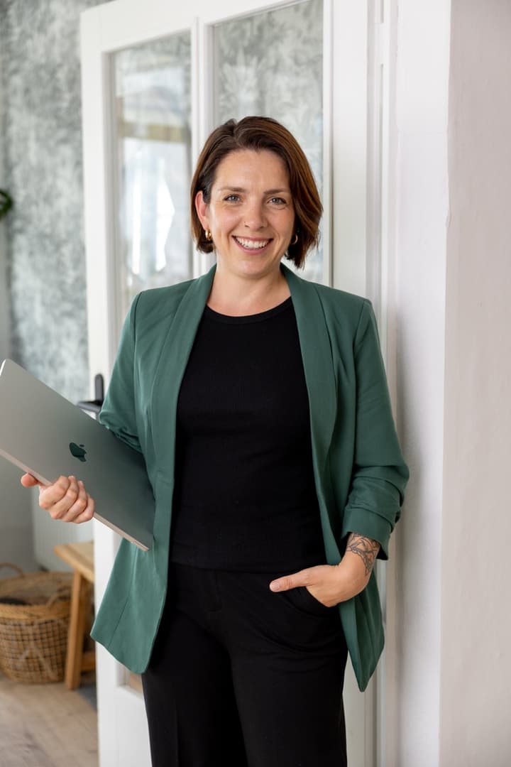 Sophie Lachmann mit Laptop, im grünen Blazer